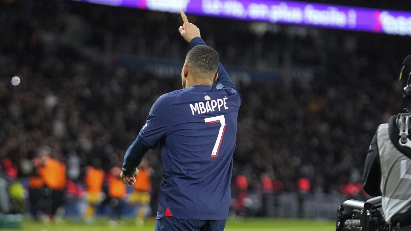 Kylian Mbappé marque deux fois pour son 25e anniversaire alors que le PSG bat Metz 3-1.  Ethan Mbappé fait ses débuts