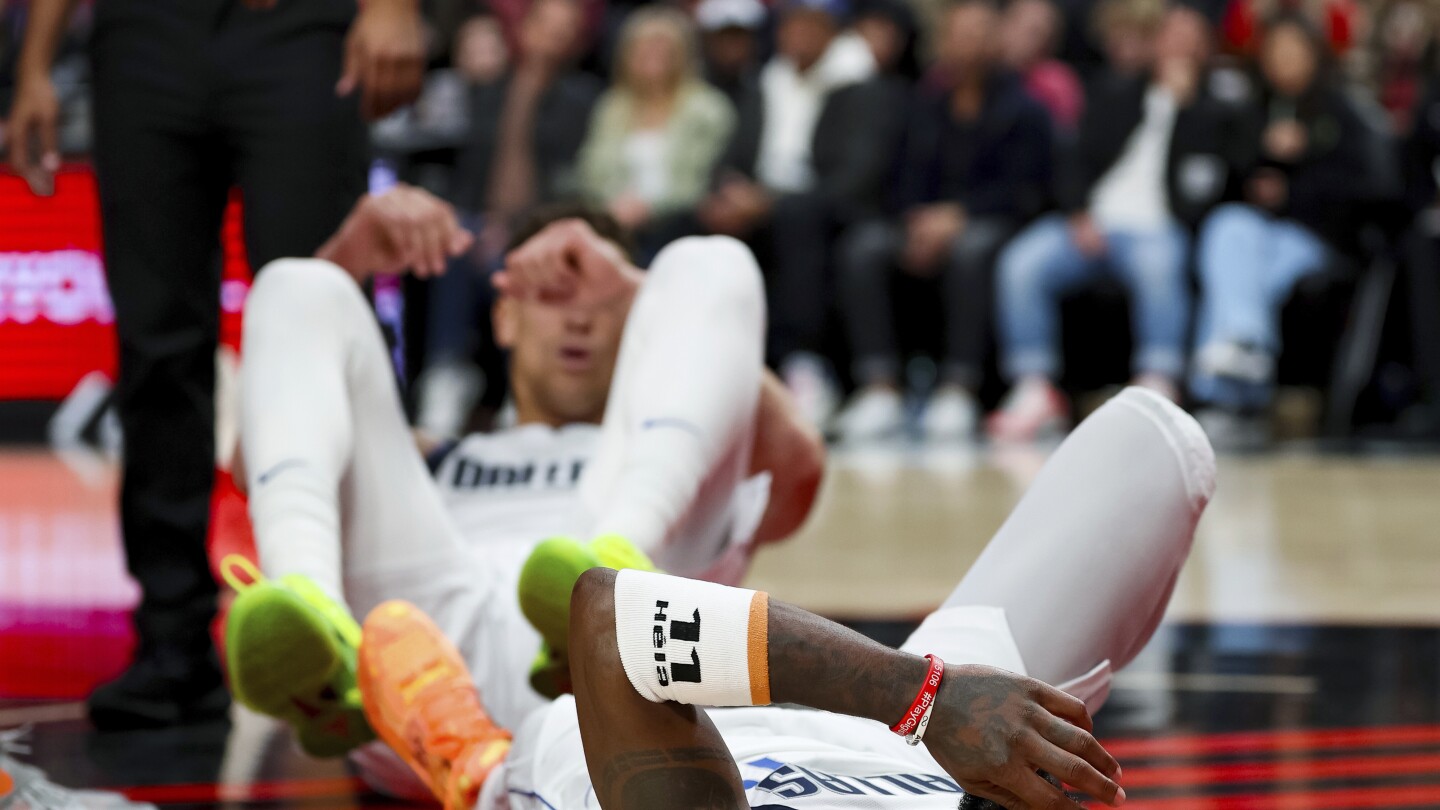 Kyrie Irving se blesse au pied, les Mavericks battent les Trail Blazers 125-112 derrière Doncic
