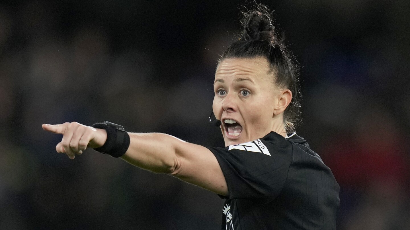 L'EPL a sa première femme arbitre alors que Rebecca Welch s'occupe de Fulham-Burnley