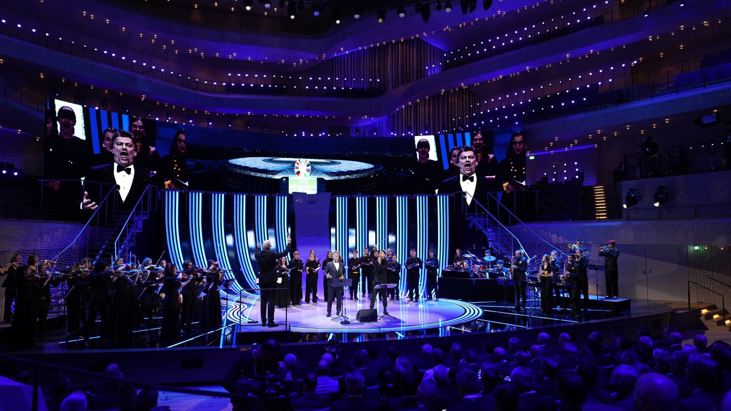 L'Italie, tenante du titre, rejoint l'Espagne et la Croatie dans un groupe difficile à l'Euro 2024. L'Allemagne, hôte, débute contre l'Écosse