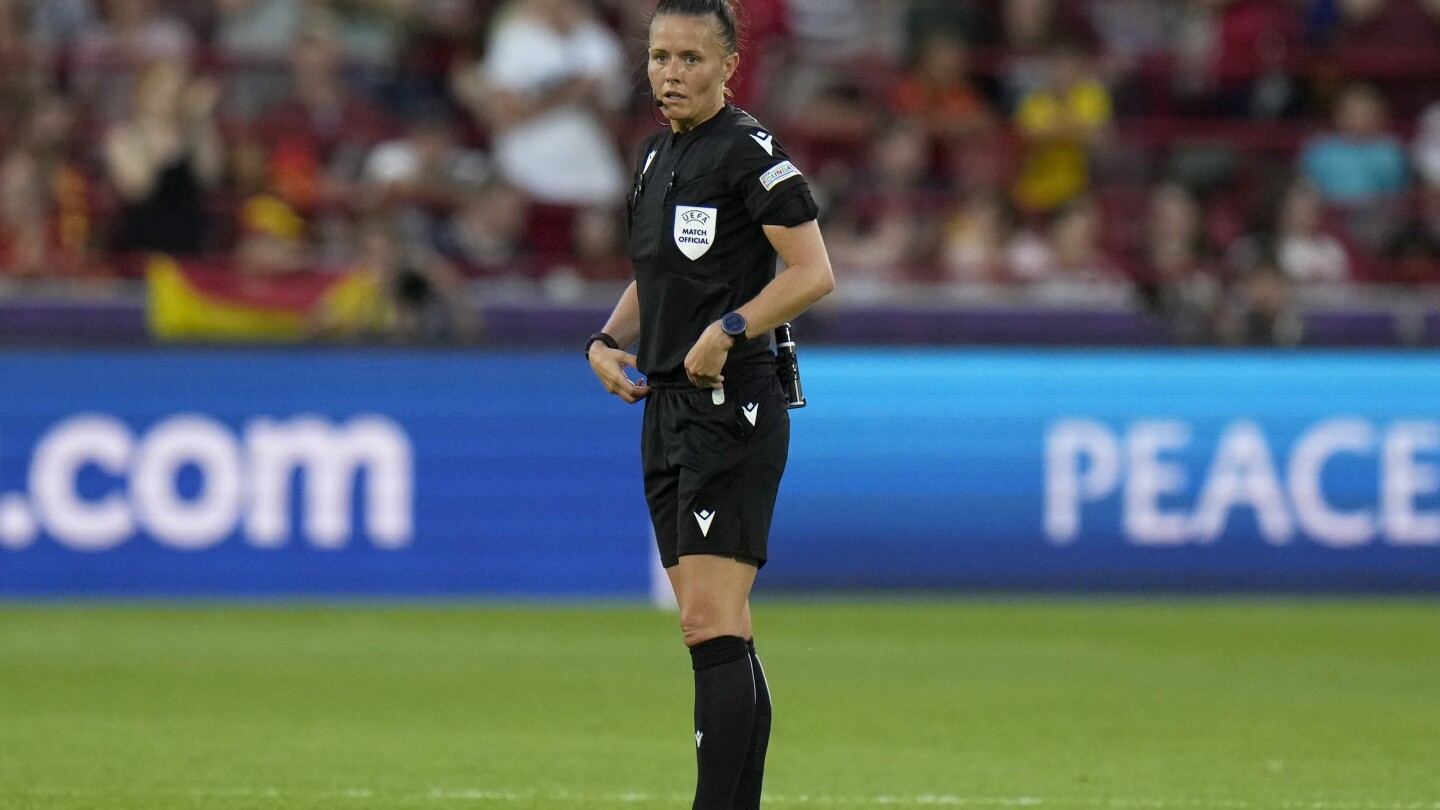 La Premier League aura sa première femme arbitre lorsque Rebecca Welch dirigera le match le 23 décembre