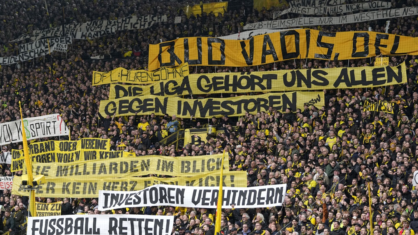 La ligue allemande de football approuve le projet de vendre une part des droits TV à un investisseur malgré les protestations des supporters