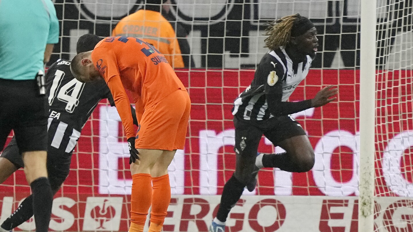 La tête de Manu Koné à la 120e minute envoie Gladbach devant Wolfsburg en quarts de finale de la Coupe d'Allemagne