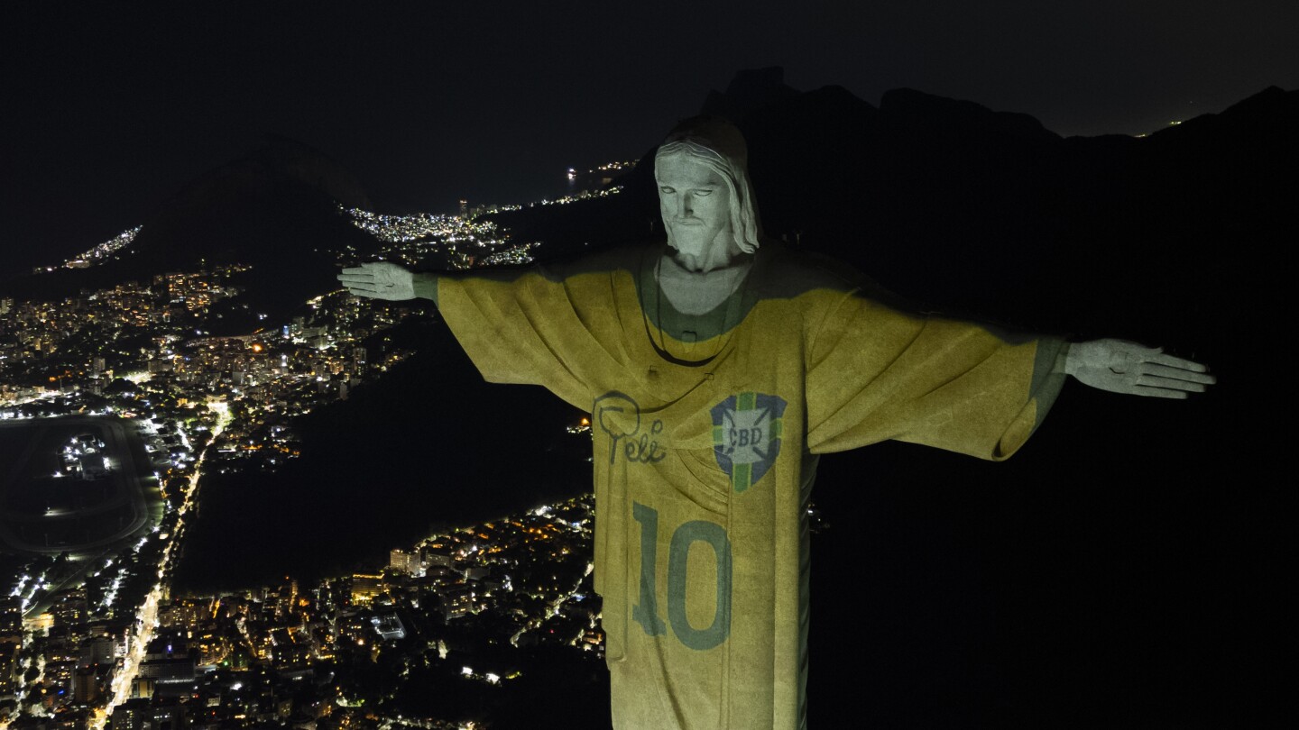 Le Brésil rend hommage à Pelé un an après sa mort, le Christ rédempteur porte son numéro