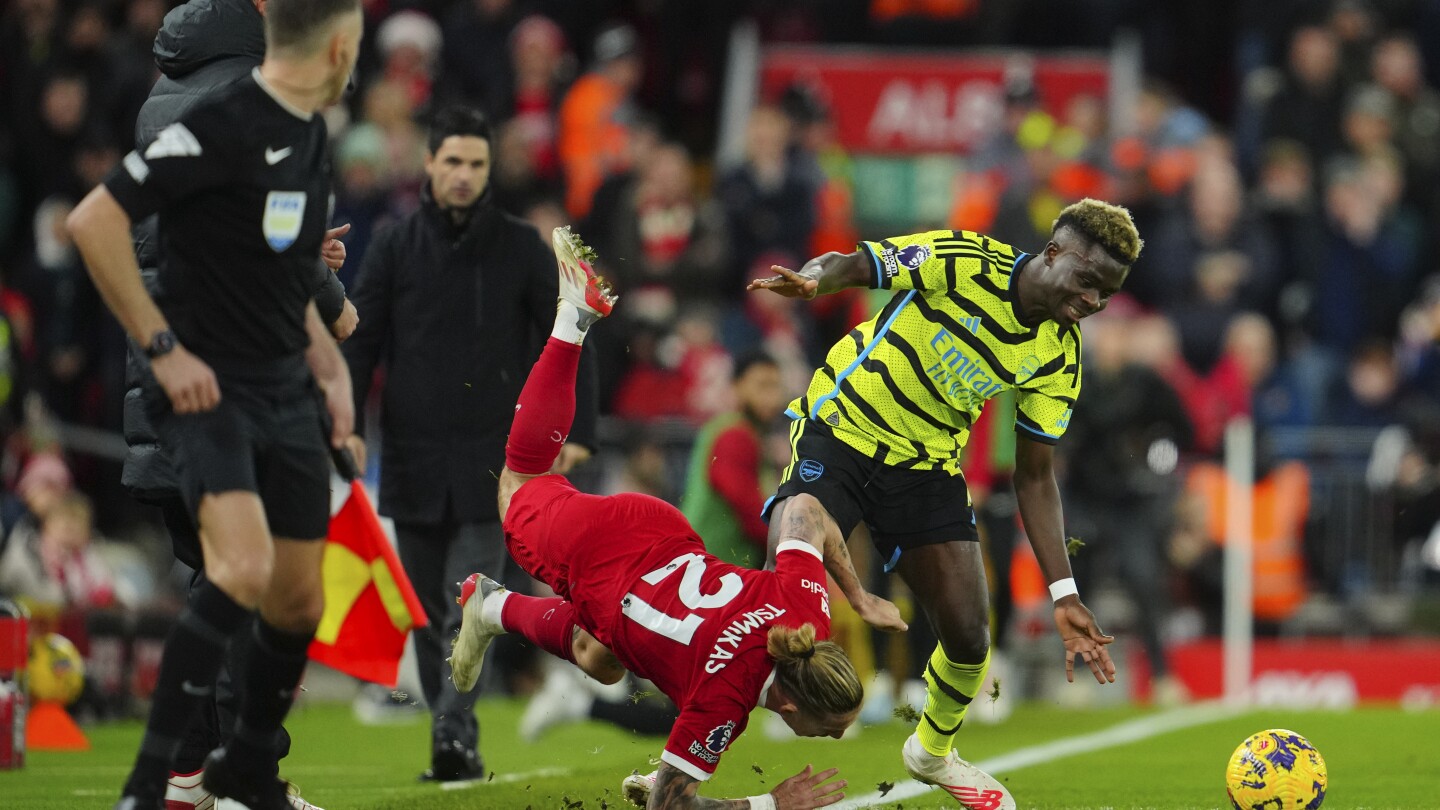 Le défenseur de Liverpool Tsimikas blessé après être entré en collision avec Klopp lors du match contre Arsenal
