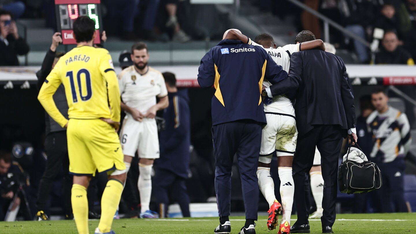 Le défenseur du Real Madrid Alaba remplacé avant la mi-temps contre Villarreal en raison d'une blessure apparente au genou