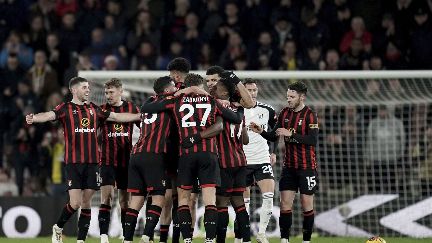Le gardien de Fulham, Bernd Leno, semble pousser un ramasseur de balle lors de la défaite 3-0 de son équipe à Bournemouth