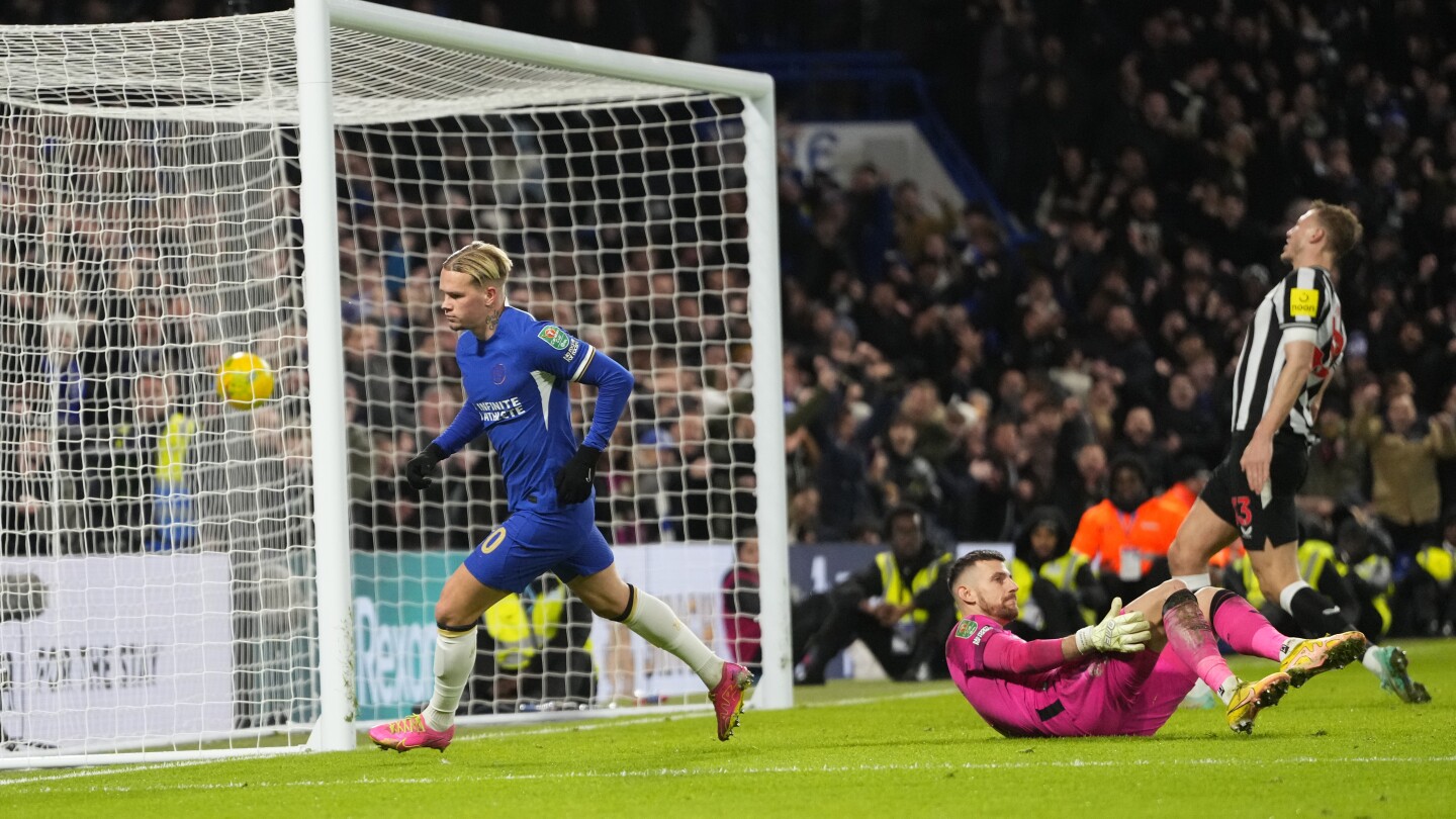 Le gardien de Newcastle Martin Dubravka confronté à un fan sur le terrain de Chelsea