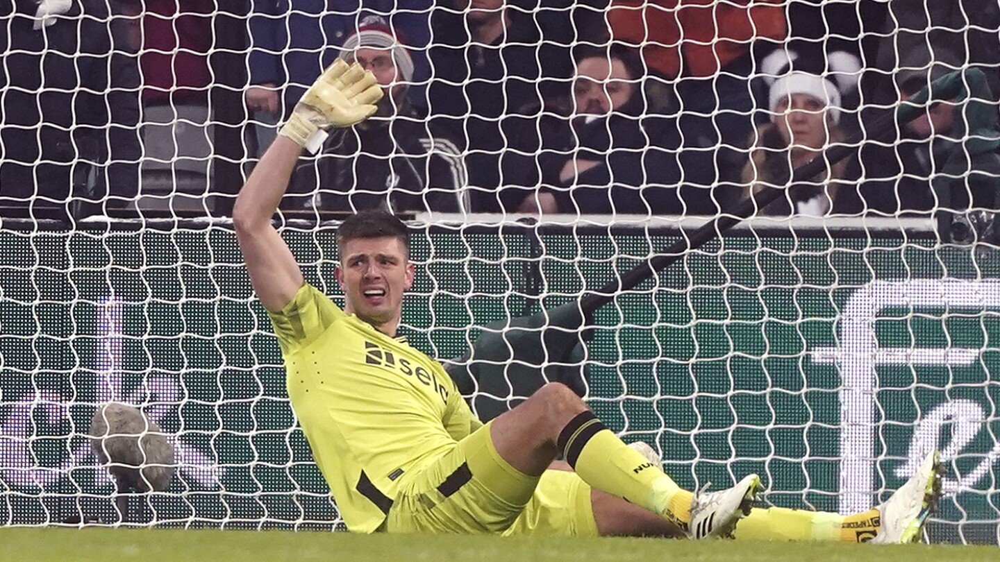 Le gardien de Newcastle blessé, Pope, devrait manquer environ 4 mois.  Howe minimise les liens avec De Gea