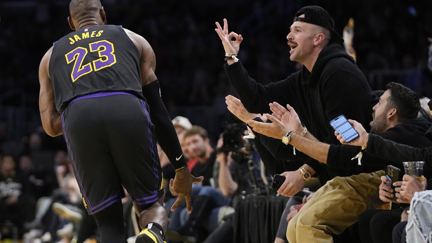 Le grand 4e quart-temps de LeBron James propulse les Lakers devant les Suns 106-103 et en demi-finale du tournoi