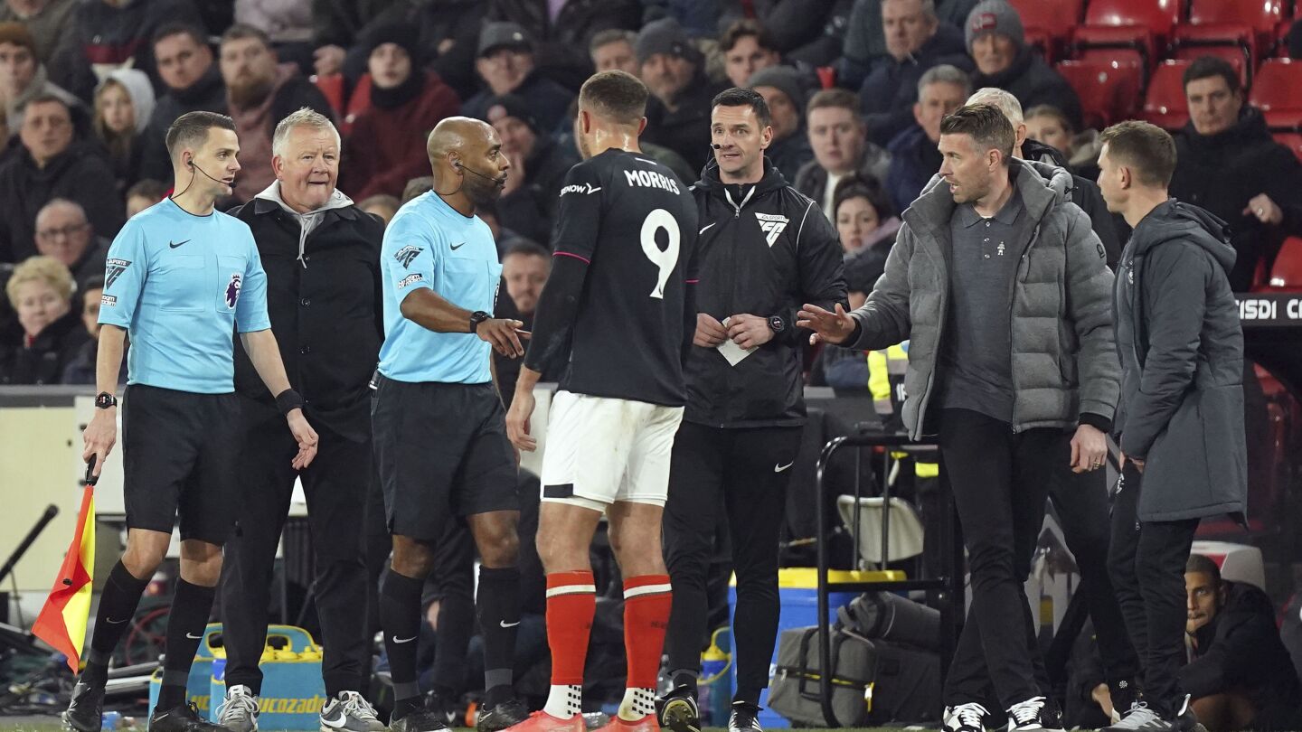 Le manager de Luton déclare que Carlton Morris a été la cible de commentaires racistes présumés