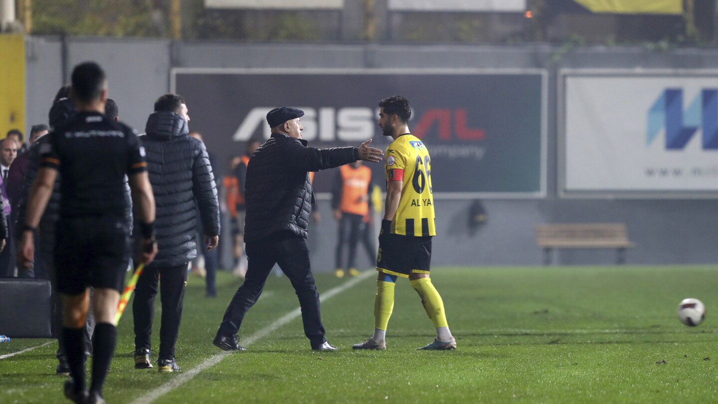 Le match de championnat turc a été suspendu après que l'équipe a retiré des joueurs du terrain pour protester contre la décision de l'arbitre.