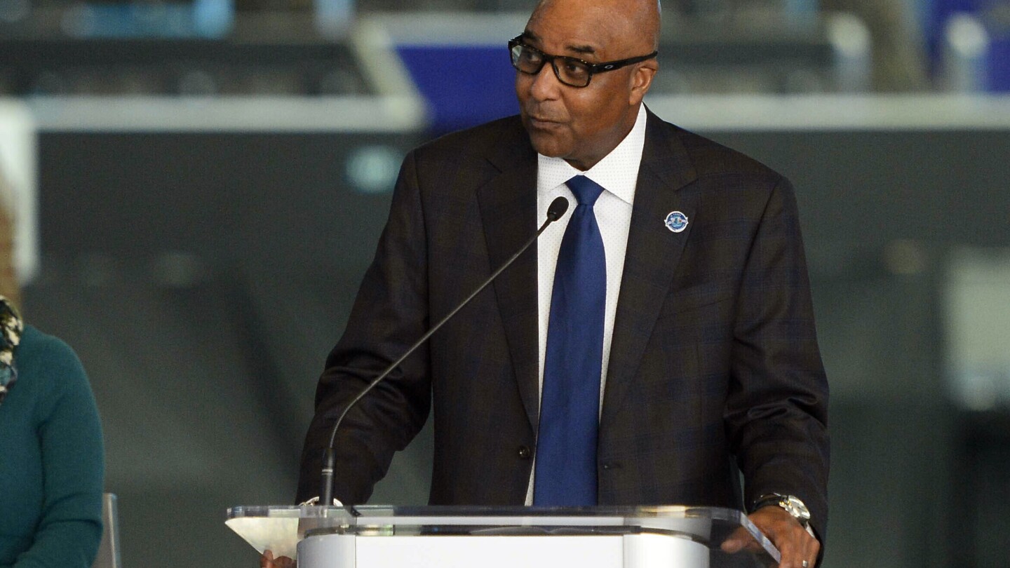 Le président et vice-président des Hornets, Fred Whitfield, démissionne après 17 saisons pour des raisons de santé