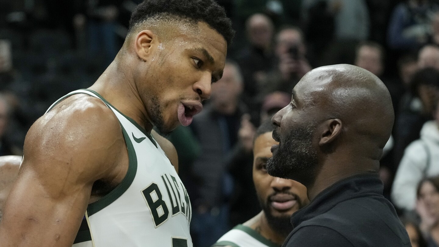 Les Bucks et les Pacers s'affrontent pour le ballon après la performance record de Giannis