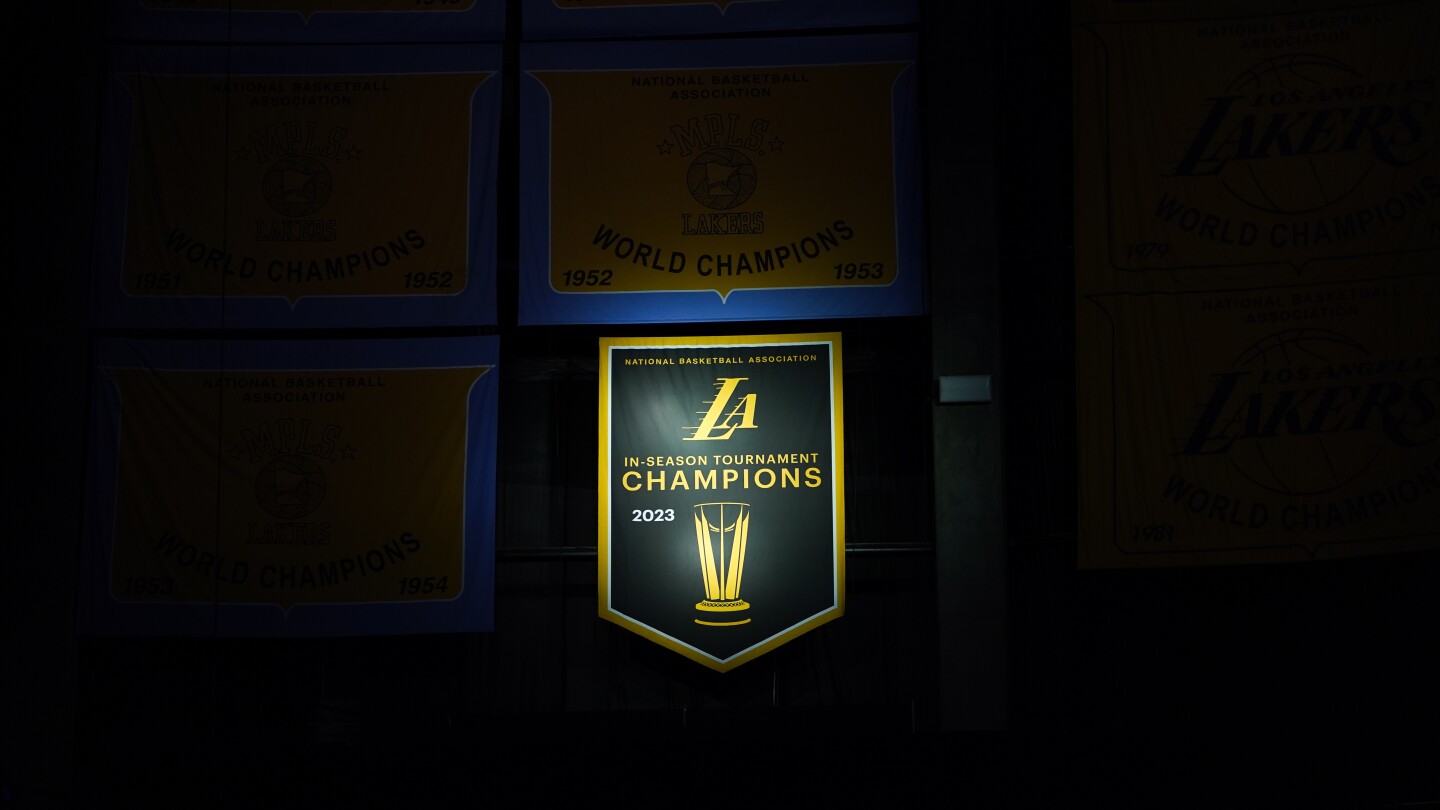 Les Lakers accrochent une modeste bannière pour célébrer leur victoire lors du premier tournoi de la saison de la NBA.