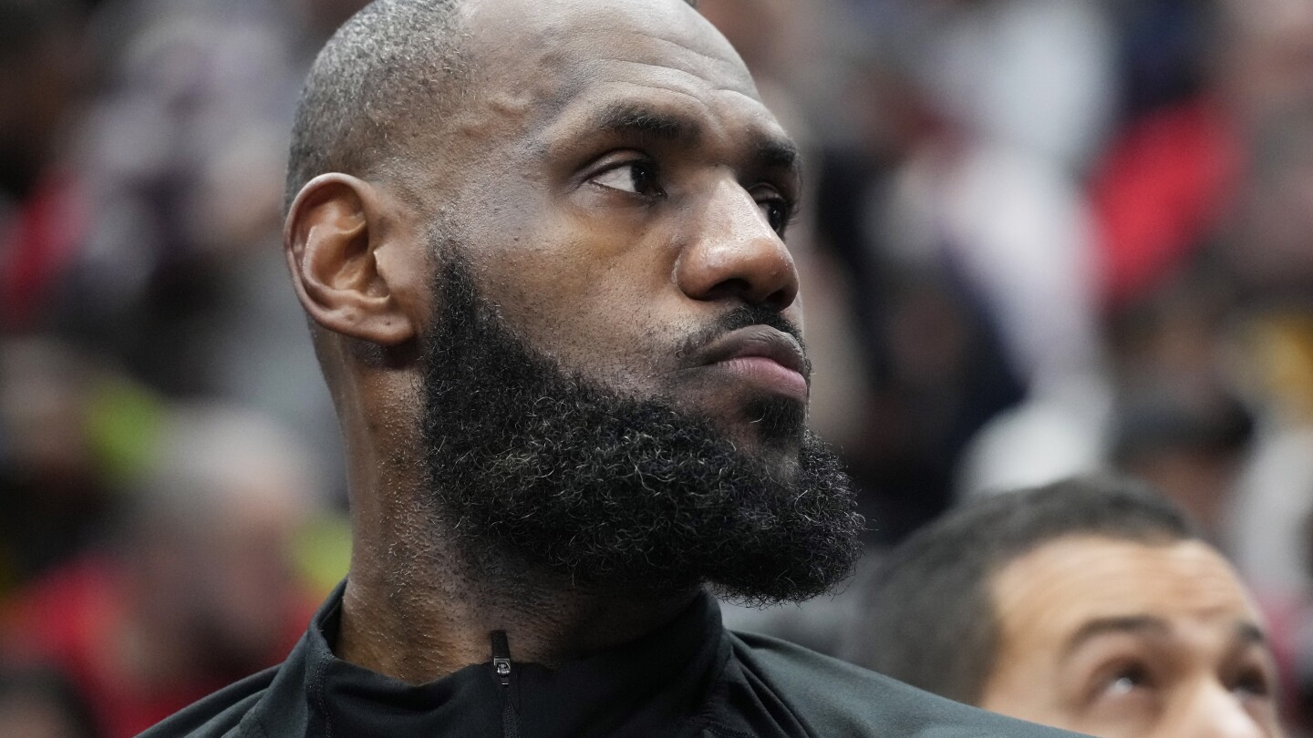 Les Lakers résistent à LeBron James lors de la deuxième nuit consécutive, invoquant une tendinite à la cheville