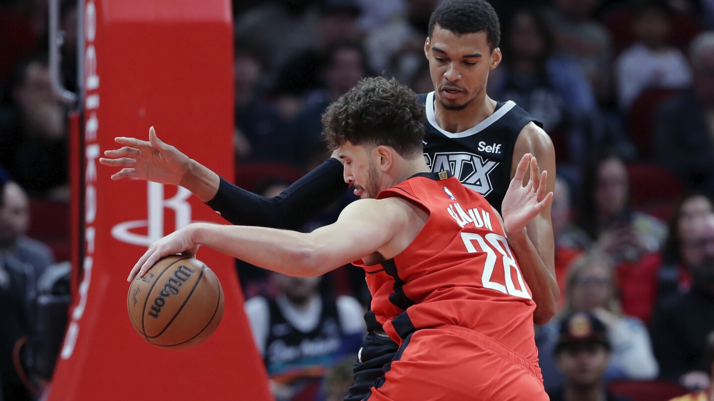 Les Rockets ont battu les Spurs 93-82 et envoient San Antonio à sa 17e défaite consécutive, record de franchise.