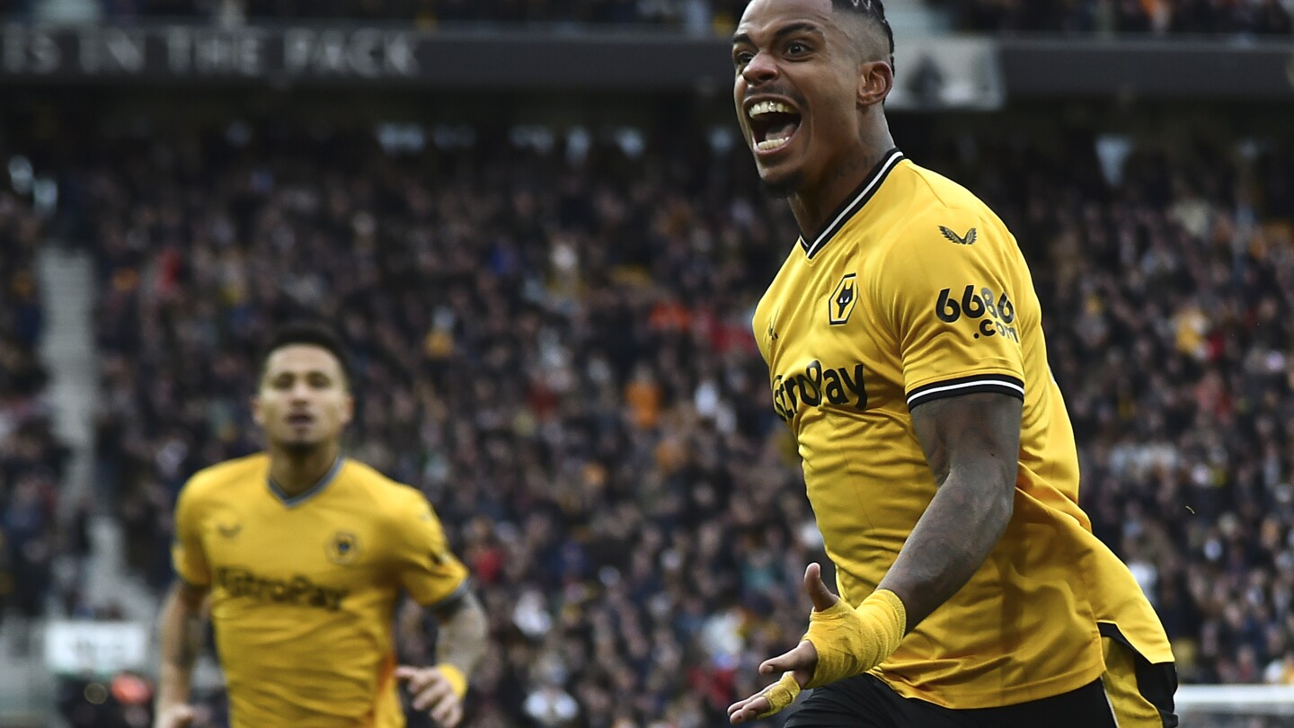 Les loups s'accrochent pour battre Chelsea 2-1 lors du seul match de la veille de Noël en Premier League