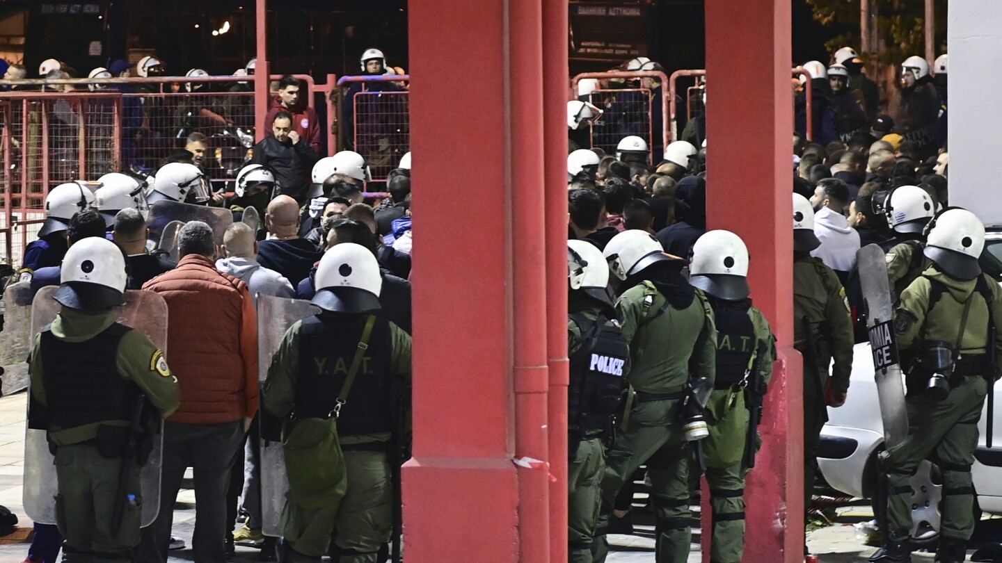 Les matchs de football grecs reportés après des affrontements laissant un policier dans un état critique