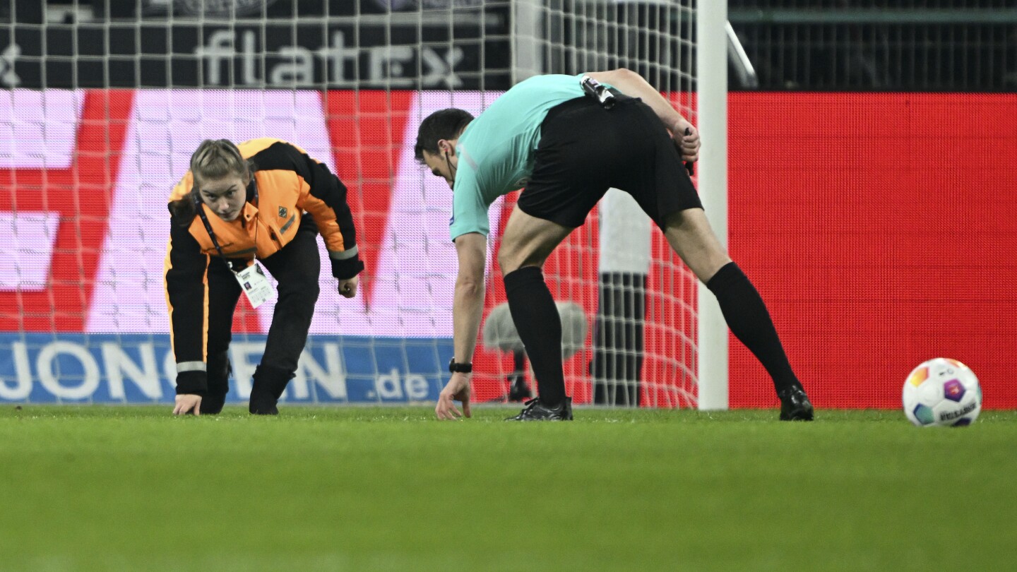 Les pièces en chocolat provoquent l'arrêt de la Bundesliga alors que les supporters protestent contre l'accord d'investissement lors du match Gladbach-Brême