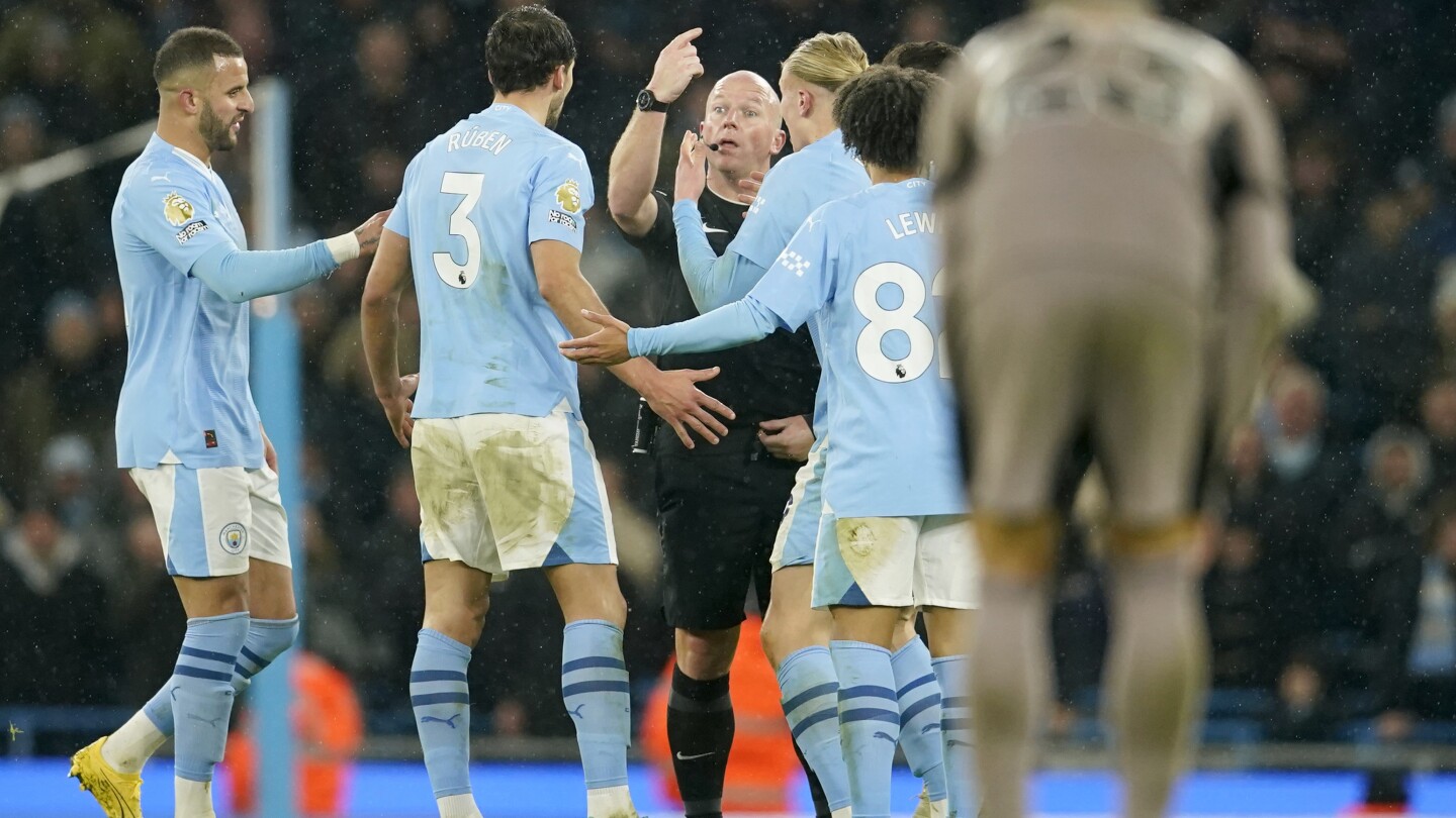 Man City inculpé par la FA anglaise après que Haaland et d'autres aient encerclé l'arbitre lors du tirage au sort de Tottenham