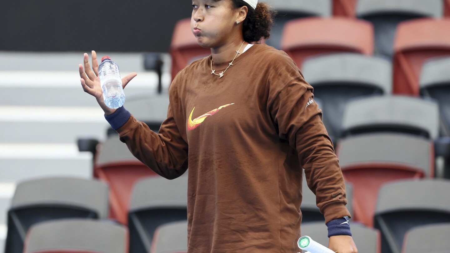 Naomi Osaka se rend sur le terrain d'entraînement pour préparer son retour au tennis au Brisbane International