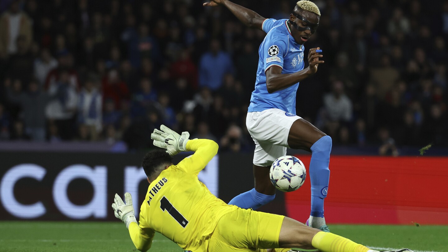 Naples bat Braga 2-0 pour avancer en Ligue des champions.  Le champion d'Italie met fin à une série de trois défaites