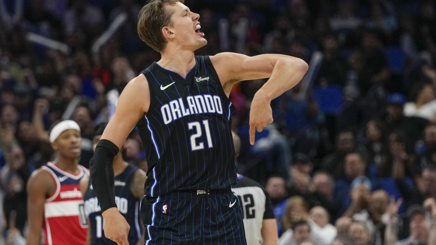 Nikola Jokic compte 21 points et 16 passes décisives, les Nuggets résistent à Dutant, les Suns 119-111