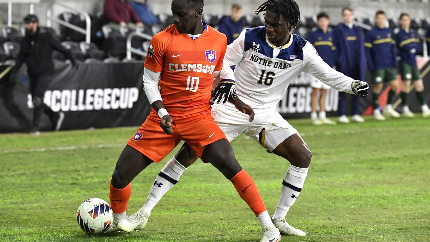 Parrish et Sylla marquent chacun pour aider Clemson à battre Notre-Dame pour le 4e titre de football masculin du programme