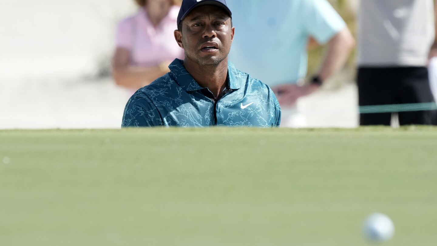 Tiger Woods rentre dans un bunker et perd du terrain.  Spieth et Scheffler partagent la tête des Bahamas