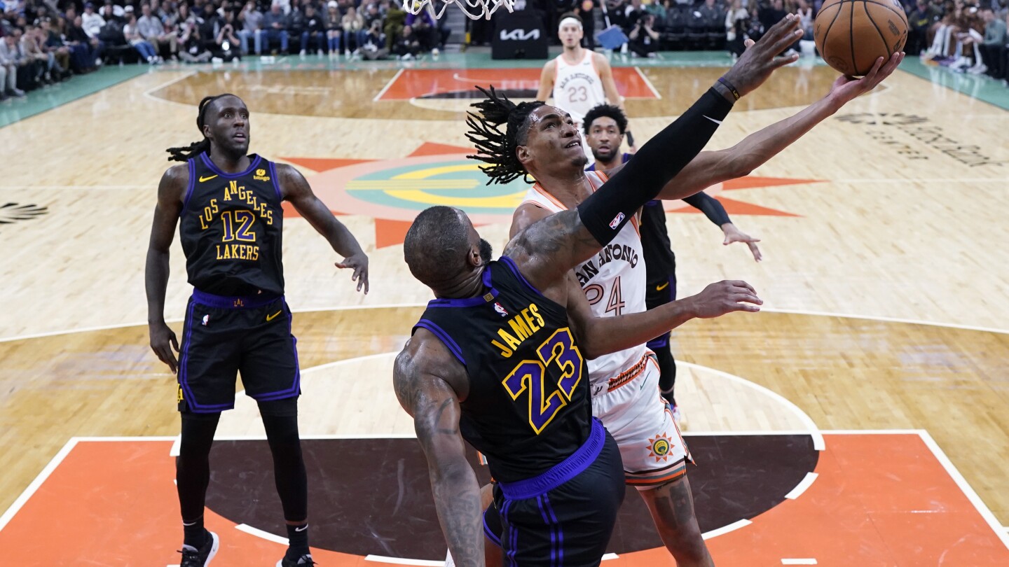 Vassell et Wembanyama aident les Spurs à mettre fin à un dérapage de 18 matchs et renversent James et les Lakers 129-115
