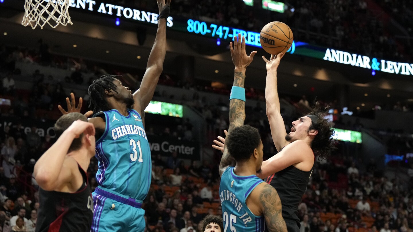 Bam Adebayo joue alors que le Miami Heat bat les Charlotte Hornets 104-87