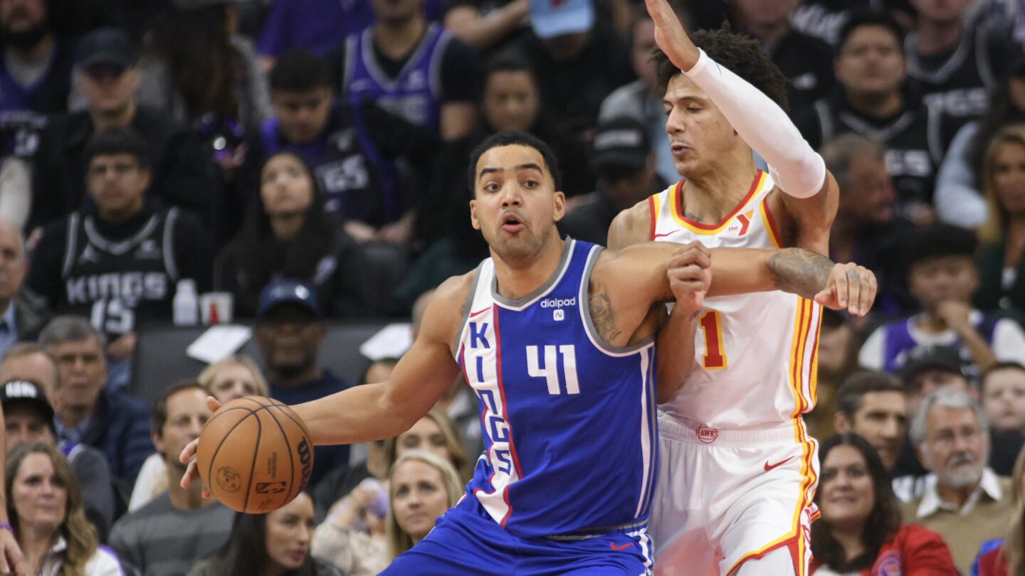 Barnes marque 32 points alors que les Kings battent les Hawks 122-107 pour arrêter leur dérapage de 4 matchs