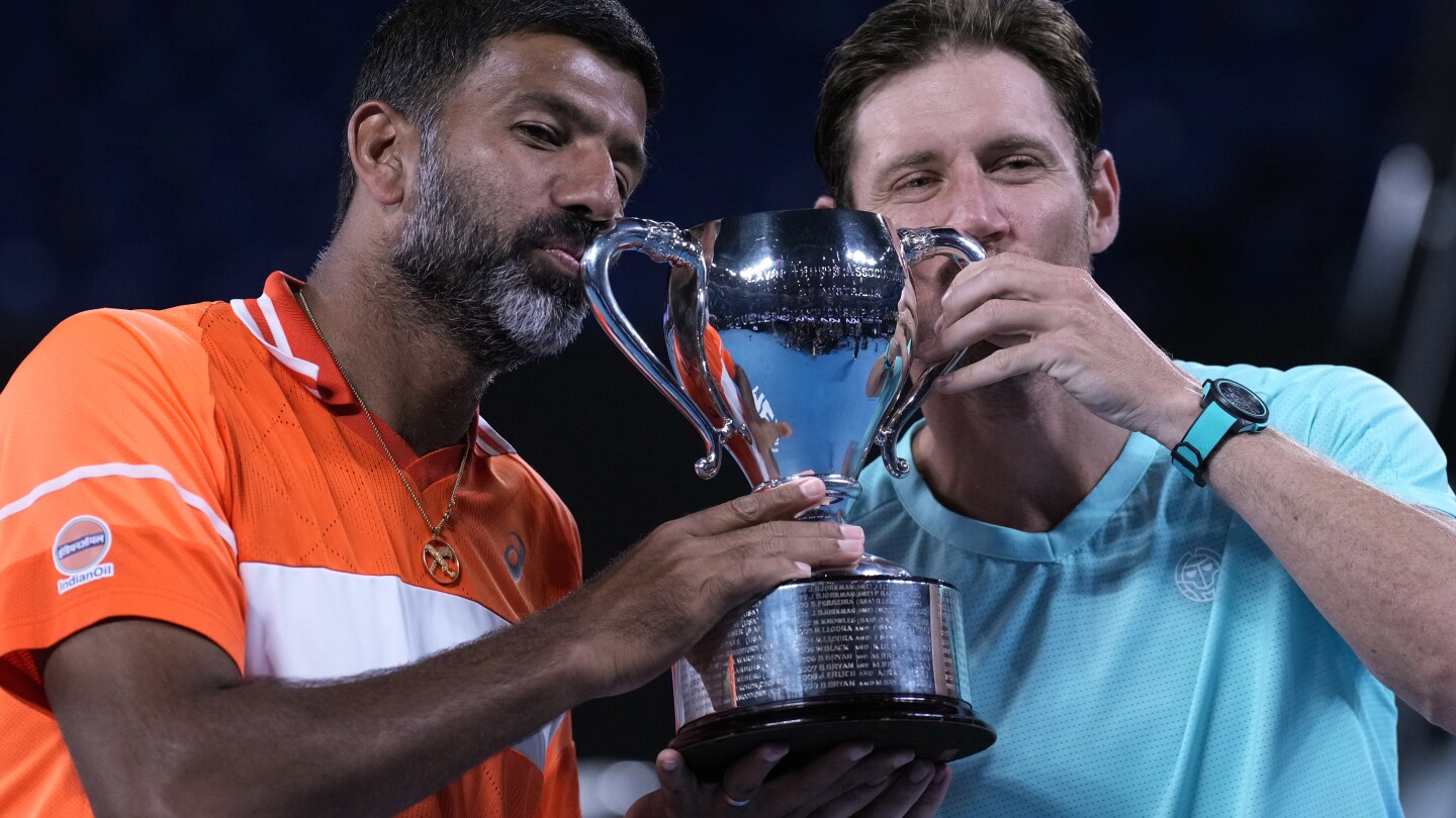 Bopanna remporte le titre en double masculin de l'Open d'Australie à 43 ans, un record à l'ère Open