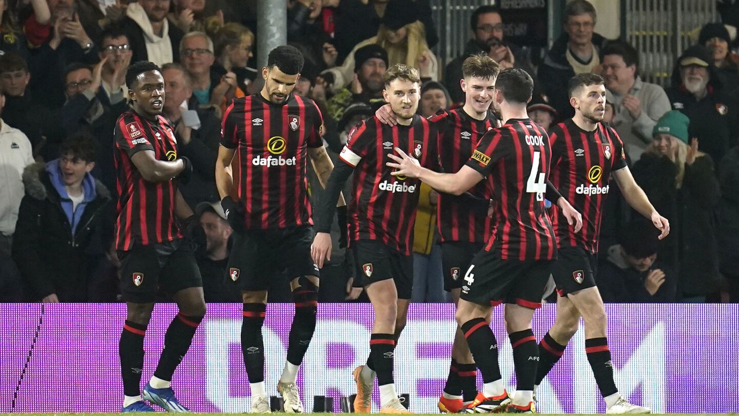 Bournemouth bat Swansea 5-0 en FA Cup pour devenir la première équipe à accéder au cinquième tour
