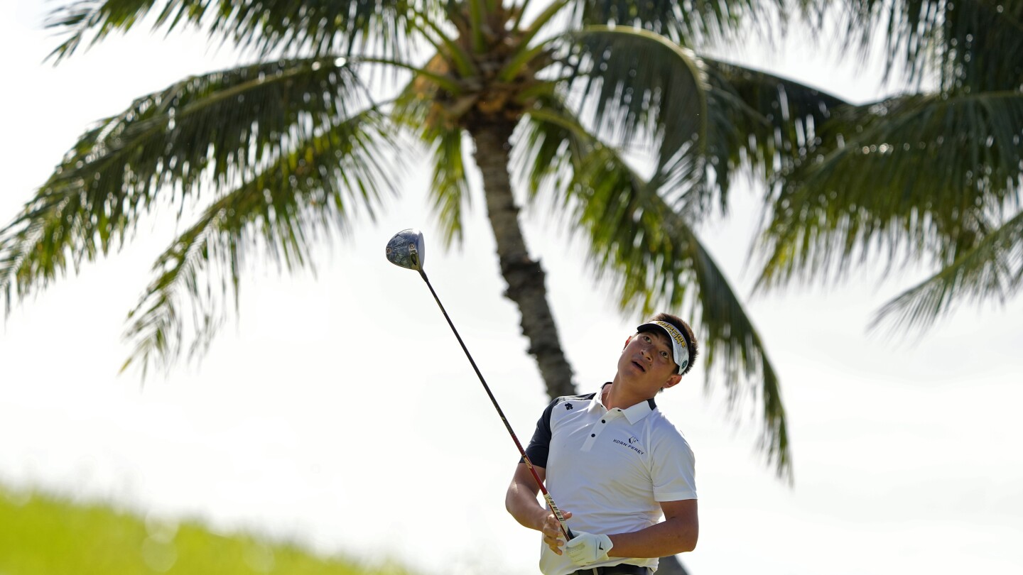 Carl Yuan reçoit un cadeau de Jon Rahm pour LIV.  Il en profite déjà au Sony Open