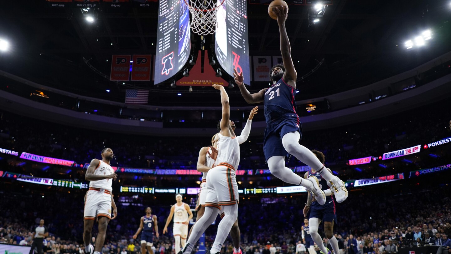Embiid marque 70 points pour mener les 76ers devant les Spurs, mais les 62 points de Towns surviennent dans une défaite des Wolves