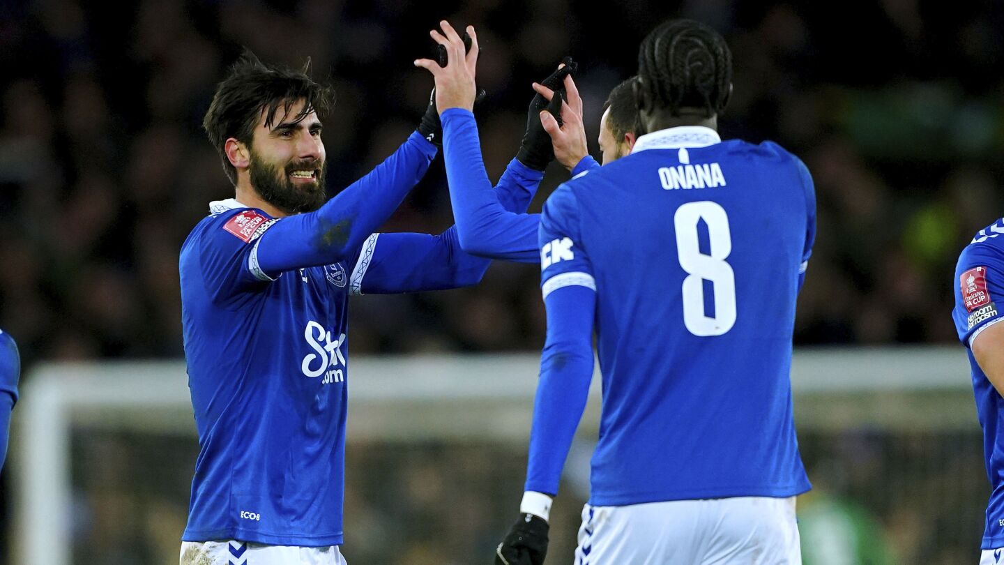 Everton et Forest ont mis de côté les problèmes hors du terrain pour remporter les rediffusions de la FA Cup et passer au 4e tour