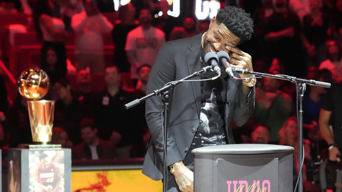 "Heat retire le maillot n°40 d'Udonis Haslem" .  Il est le 6ème joueur de Miami à recevoir cet honneur