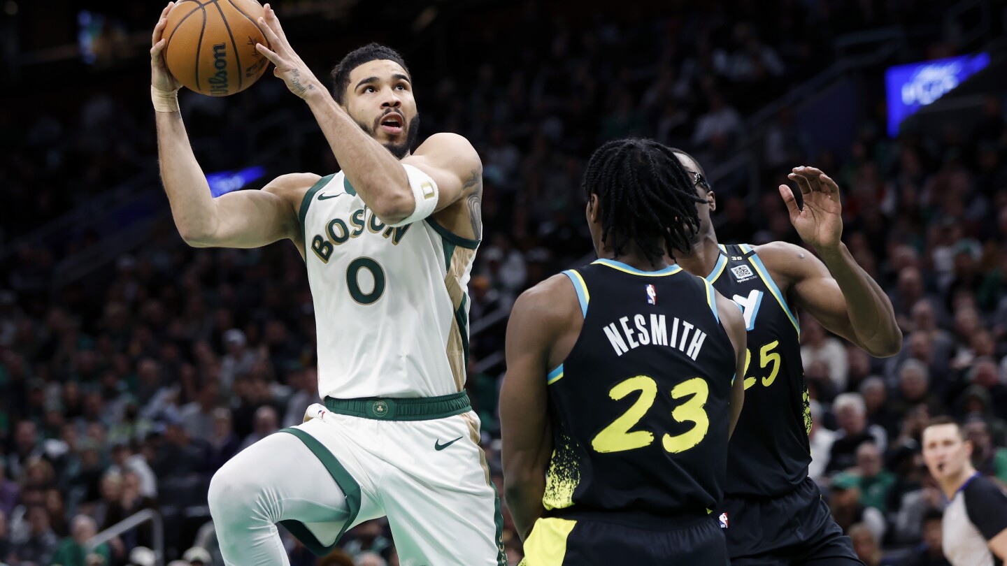 Jayson Tatum marque 30 points et réalise des blocs tardifs alors que les Celtics repoussent les Pacers 129-124