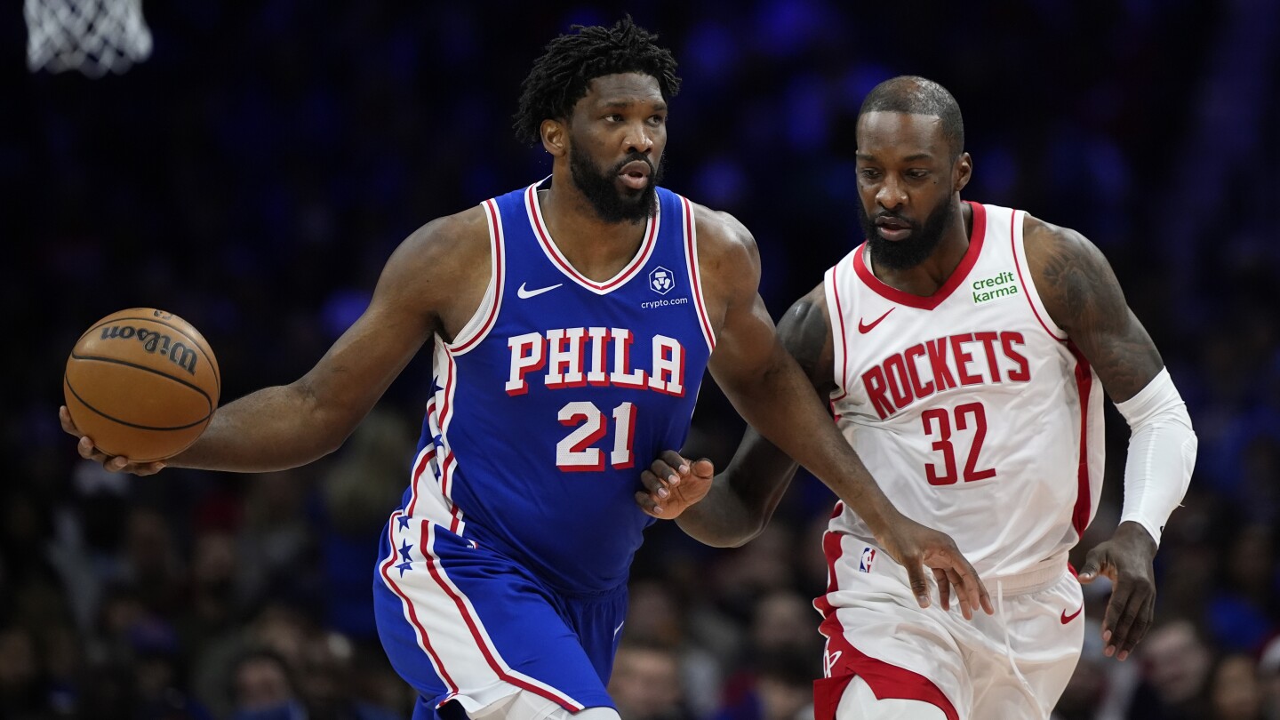 Joel Embiid marque 41 points en retour d'une blessure au genou.  Il mène les 76ers devant les Rockets 124-115