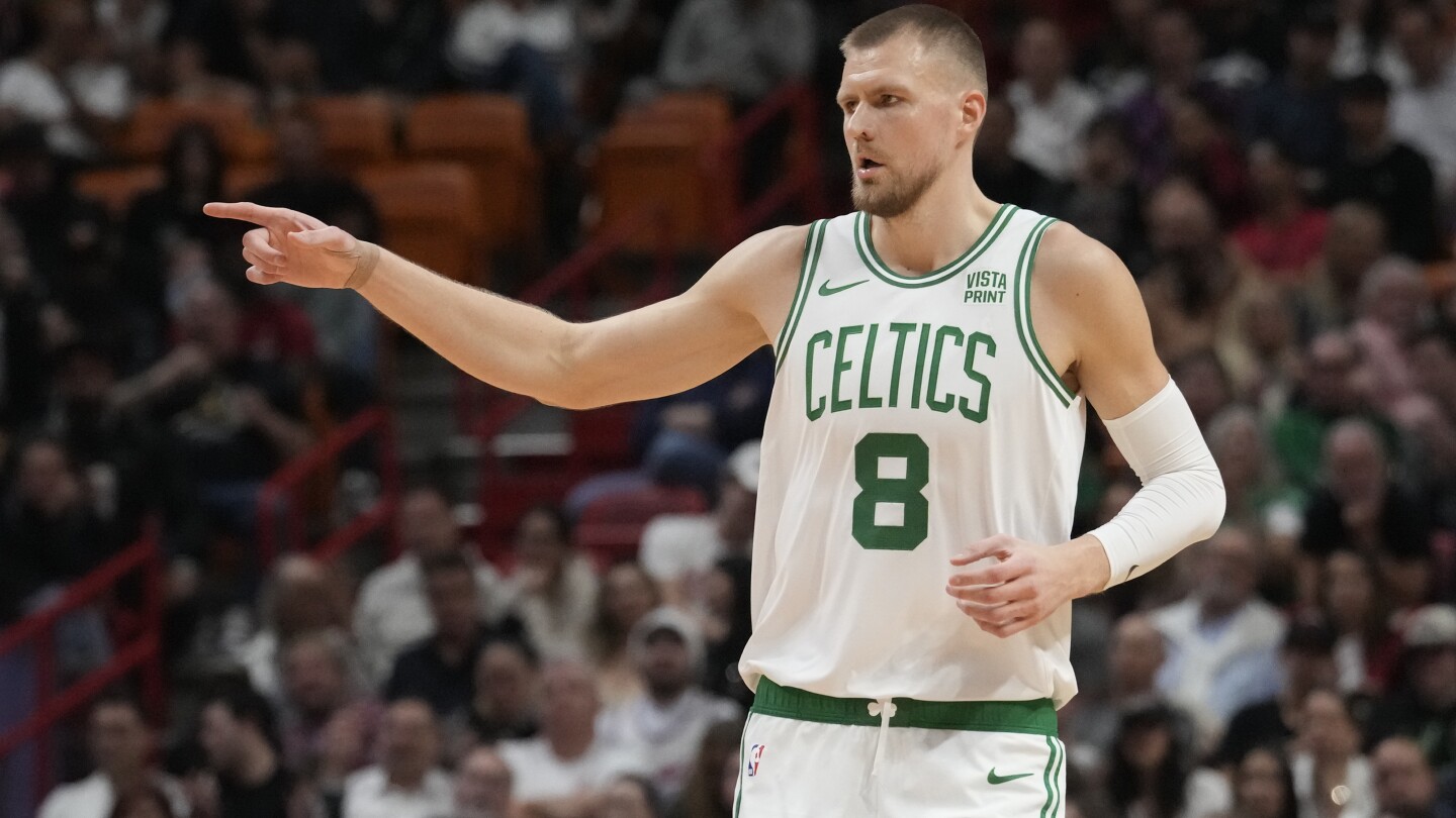 Kristaps Porzingis des Celtics se fait une entorse à la cheville gauche et quitte le match contre Miami