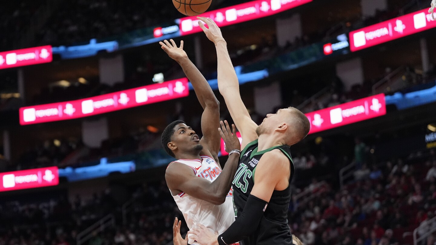 Kristaps Porzingis marque 32 points, les Celtics, leaders de la NBA, battent les Rockets 116-107