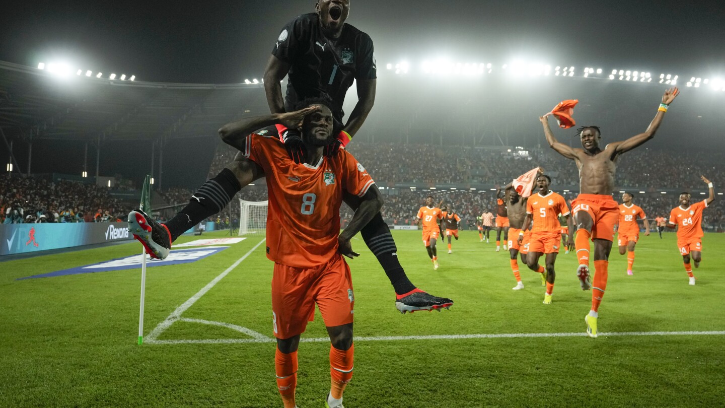 La Côte d'Ivoire, pays hôte, bat le Sénégal, champion en titre, aux tirs au but et atteint les quarts de Coupe d'Afrique