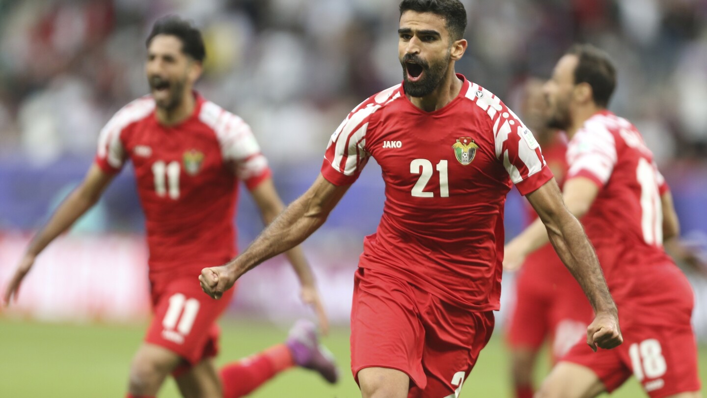 La Jordanie se qualifie pour les quarts de finale de la Coupe d'Asie après que des buts tardifs ont scellé une victoire 3-2 contre l'Irak