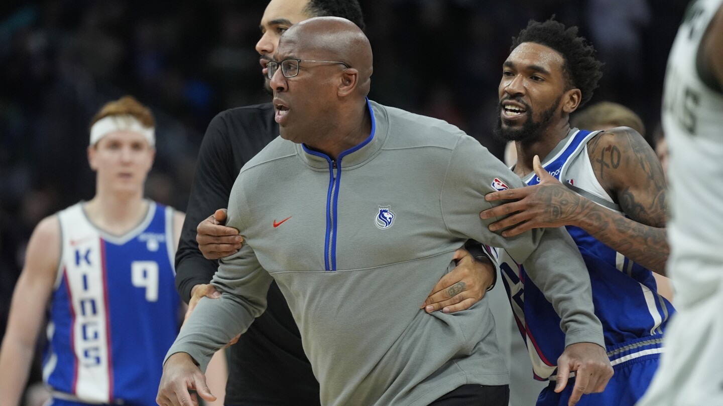 La NBA inflige une amende de 50 000 $ à l'entraîneur des Sacramento Kings, Mike Brown, après une explosion contre un officiel