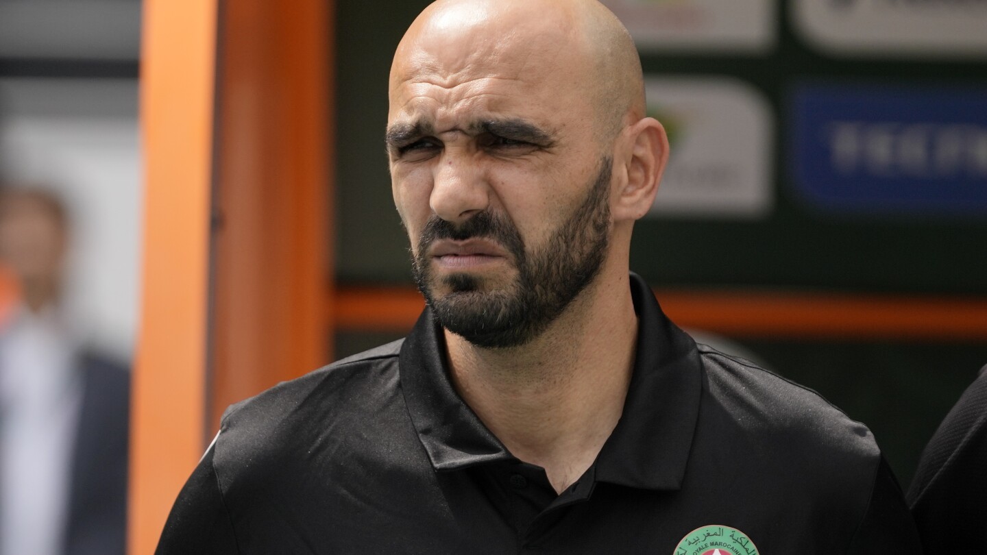 Le sélectionneur marocain nie avoir tenu des propos racistes lors de la Coupe d'Afrique ;  dit qu'il a reçu des menaces de mort