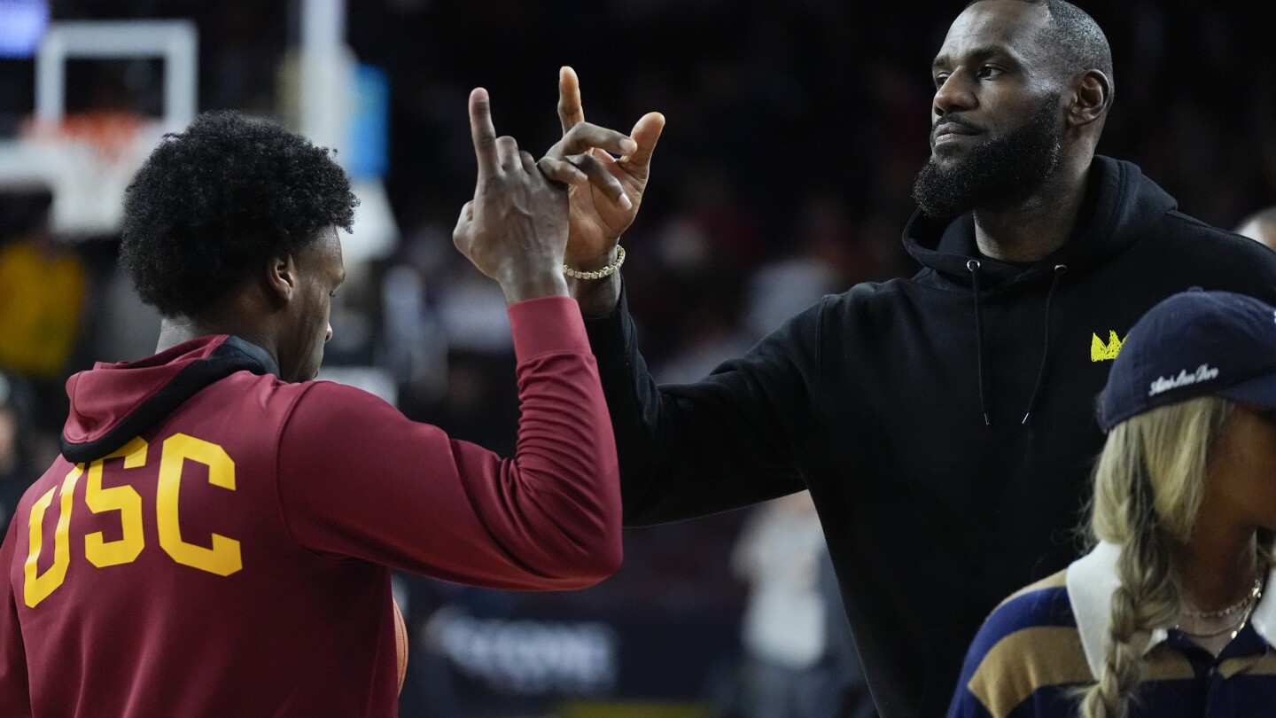 LeBron James signe un accord de carte à collectionner sportive avec Fanatics et apparaîtra dans la carte avec Bronny