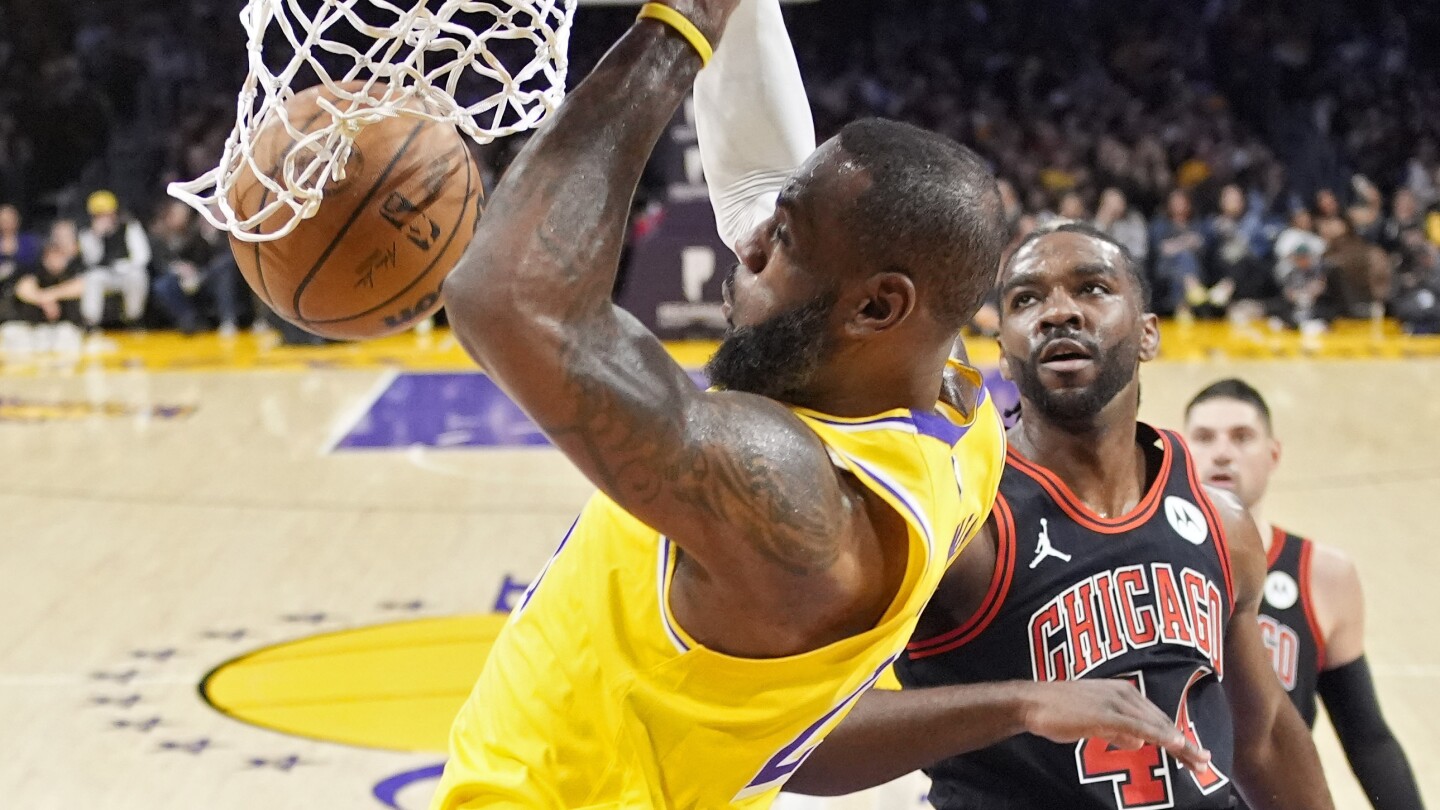 LeBron et Russell mènent les tirs impressionnants des Lakers lors d'une victoire 141-132 contre Chicago