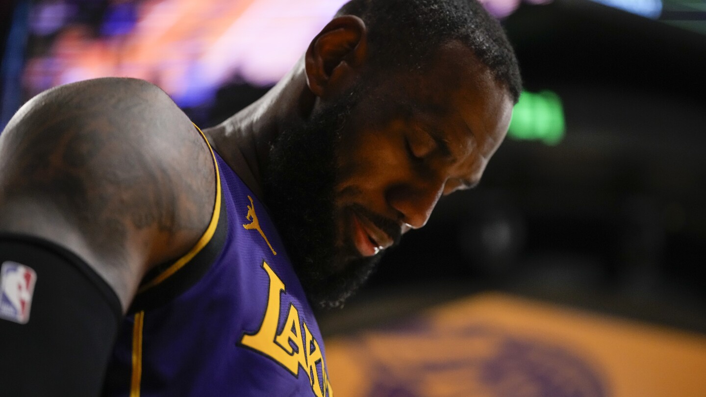 LeBron frustré s'exprime sur les difficultés des Lakers après leur 10e défaite en 13 matchs, 127-113 contre Memphis